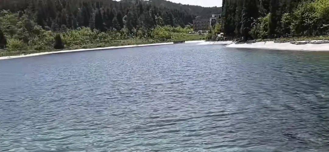 武陵山天池底為304不銹鋼<strong></p>
<p>304不銹鋼</strong>?景區最新回應:304不銹鋼